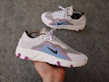 Orginal Nike az istifade olunub.yeni kimi qalib hec bir defekti