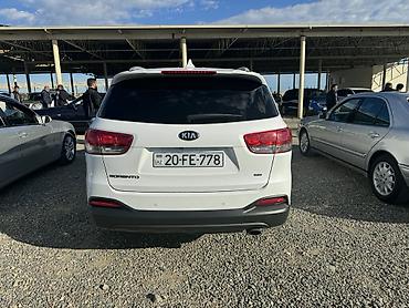 3 23 most: Kia Sorento – ağ rəngli, şəhər və uzun yol üçün rahat 7 yerlik (üç — 2