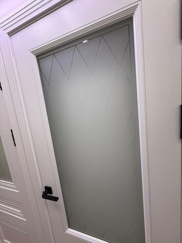 шкаф со стеклом: Межкомнатная дверь со стеклом, цвет - Белый