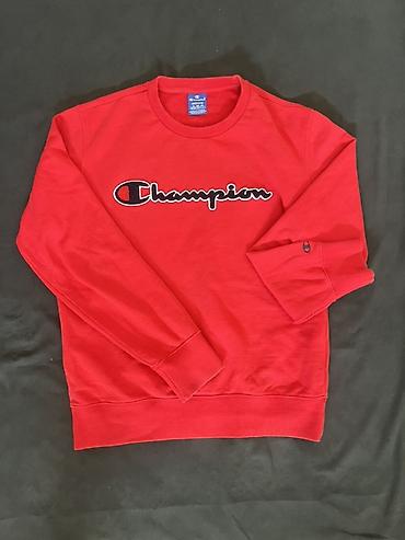 ar max: Champion dukserica – crvena, klasični kroj, okrugli izrez. - Model — 1