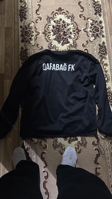 smok pen: Qarabağ FK üst geyimi – qara rəngdə idman jaketi Razmer:M - Ön hissədə — 2
