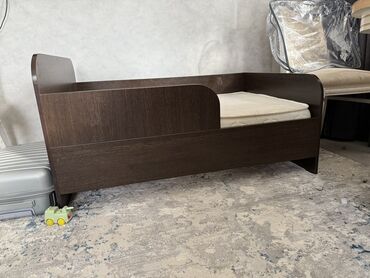 автомобиль для детей на аккумуляторе: Продаётся детская кровать . 120х 80. Очень крепкий. Матрас ортопед