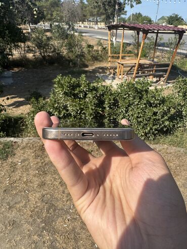Apple iPhone: IPhone 16 Pro, 256 GB, Desert Titanium, Barmaq izi, Simsiz şarj, Face ID