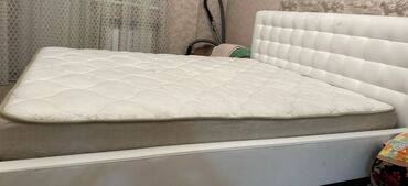 кованая белая кровать: Спальный гарнитур, Двуспальная кровать, цвет - Белый, Б/у
