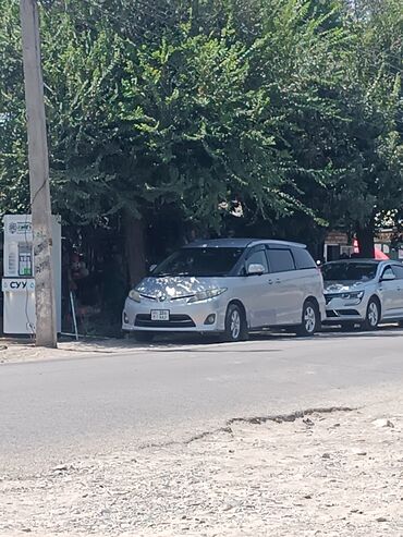 продажа авто в бишкеке срочно: Минивэн Toyota Estima серебристого цвета, припаркованный на улице