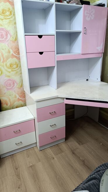 стол мебель: Детский гарнитур, цвет - Розовый, Б/у