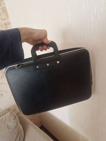 Çantalar: Noutbuk cantasi,yaxsi veziyyetdedir