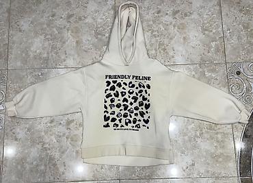 tuklu geyim: Uşaq üçün kapüşonlu sweatshirt. - Rəng: krem/ivori. - Ön hissədə — 1