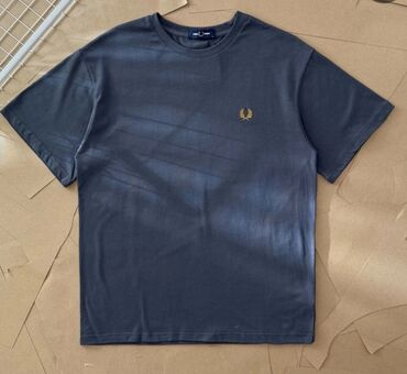 мужское пальто черное: Футболка темно серая с вышитым фирменным винком Fred Perry золотого