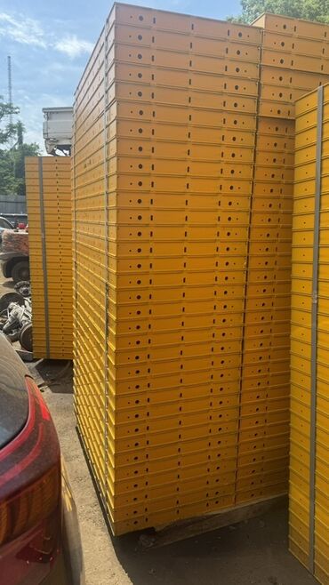 Другие строительные материалы: Набор панелей для опалубки, окрашенных в ярко-желтый цвет. Панели — 5