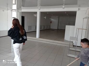 продаю дом район аламединского рынка: Сдаю помещения под бизнес, место отличное! Первая линия! Панорамные