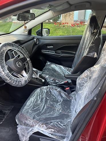 prado satisi: Nissan Versa (yeni nəsil) sedan – al qırmızı rəngli, şəhər üçün ideal — 6