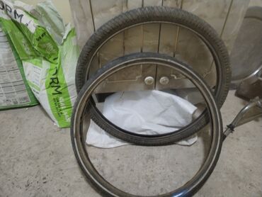 Velosiped üçün nəzərdə tutulmuş bu təkər qara rəngdədir və dərin