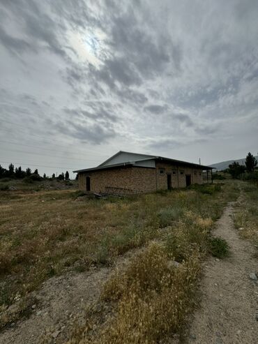 аренда места сокулук: Продается кирпичное здание с металлическим каркасом крыши и бетонным