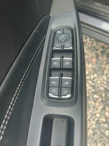 Другие детали салона: Интерьер кроссовера (левый руль) с современным оснащением — 13