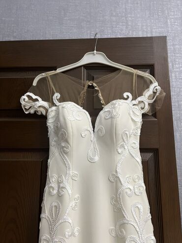 Toy paltarları: Ağ rəngli zərif gəlinlik - Model: baldırdan enən düz/yarı-fleyta — 2