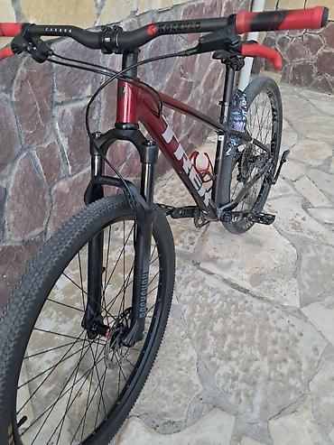 velosiped kaska: Trek hardtail dağ velosipedi Xüsusiyyətlər: - Yüngül alüminium — 1