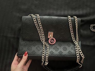 Çantalar: GUESS qadın çantası - Rəng: qara - Material: səthində relyef loqo — 2