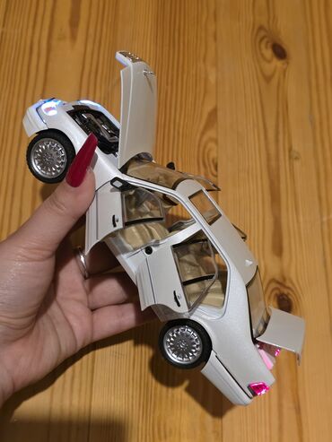 Avtomobil modelləri: Kolleksiya üçün detalı maket avtomobil - Miqyas: təxmini 1:18 - — 9