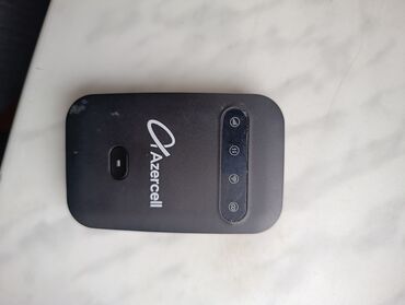notebook klaviatura: Azercell brendinə məxsus qara rəngli mobil Wi-Fi router. Bu kompakt