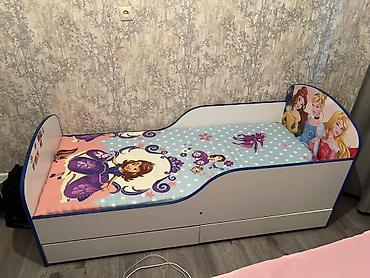 стол для девочки: Детская кровать для девочки с ярким принтованным изголовьем и — 2