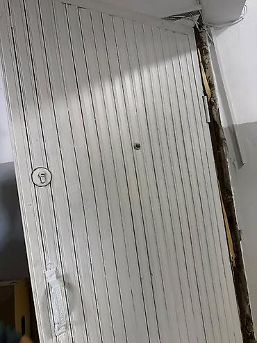 Металлическая входная дверь с глазком и замком - Материал: металл -