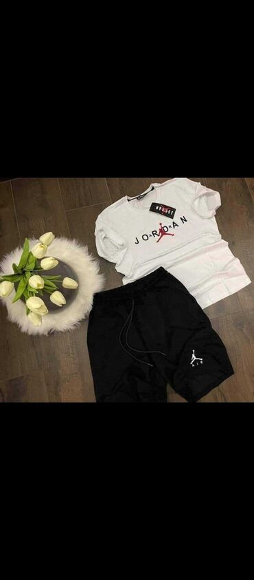 Trenerke: Muski sportski komplet.

Velicine s-xxl. Cena 2800 din — 3