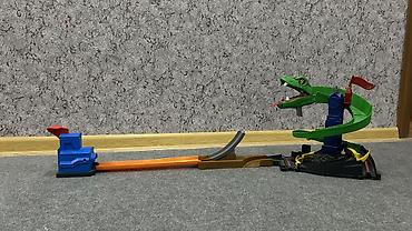 Oyun dəstləri: Hot Wheels ilan manevirli trek seti - Tema: nəhəng yaşıl ilan fiqurlu — 2