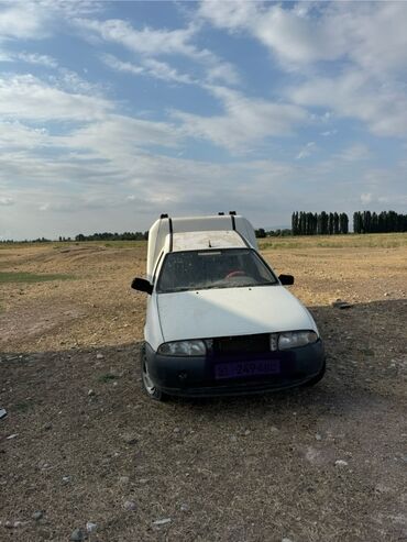 авто в рассрочку минивэн: Белый фургон Ford Courier с грузовым отсеком, Без мотора