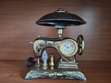 Часы для дома: Dekorativ tikiş maşını formasında hazırlanmış bu lampa retro dizayna