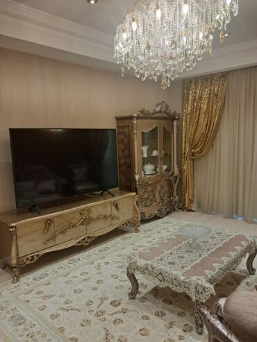 Klassik zövqə uyğun tam mebel dəsti Qonaq otağı: - Qızılı-bej