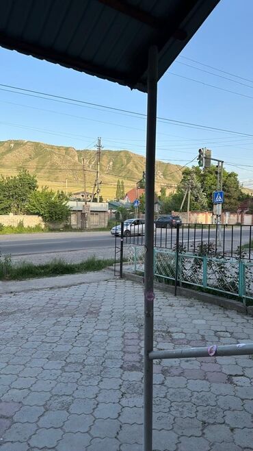 каракол жер уй: Сатам Дүкөн Турак үйдө, 70 кв. м, Ремонтсуз, Эшиги өзүнчө, 1 кабат