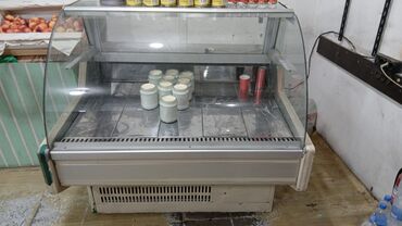 Soyuducu vitrinləri: Vitrin soyuducu işlək vəziyyətdə ancaq qazı yoxdur 200 manat. Endirim