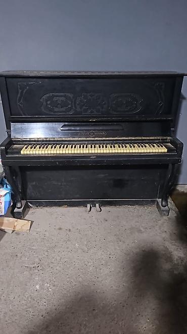 Upright pianino – klassik dizaynlı, qara rəngdə, ağ-qara klavişlərlə