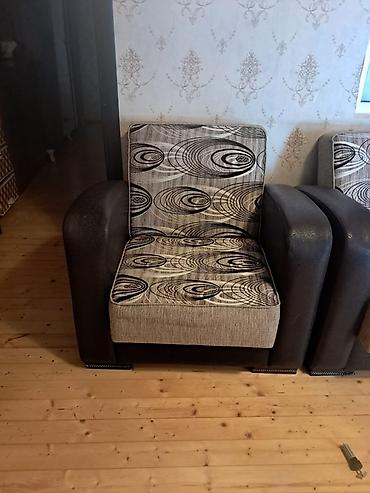 salon divan: Qonaq otağı üçün yumşaq mebel dəsti təqdim olunur. Dəstə bir ədəd — 2