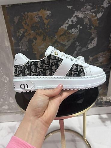 Patike: ⚜🌸🤍 𝐍𝐎𝐕𝐀 𝐊𝐎𝐋𝐄𝐊𝐂𝐈𝐉𝐀 🤍🌸⚜ 𝐁𝐫𝐨𝐣𝐞𝐯𝐢: 36 - 40 𝑪𝒆𝒏𝒂: torbice 3200 din — 1