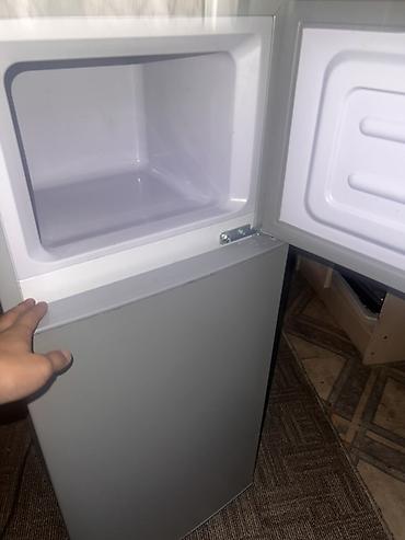 freezer: Компактный двухкамерный холодильник серебристого цвета. - Верхняя — 2