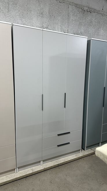 Шкафы для одежды: Качество на первом месте! Прослужит вам долгие годы! Трехдверный шкаф — 18