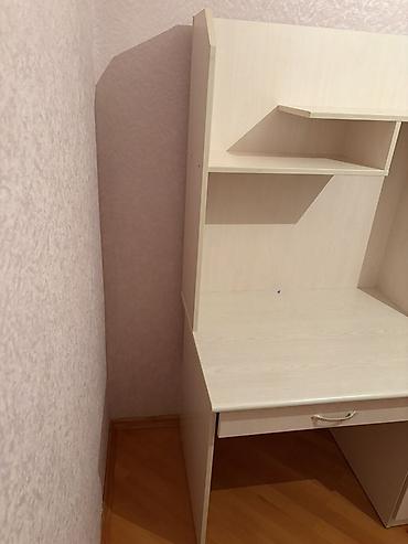 Мебель на заказ: Açıq krem rəngli, çoxfunksiyalı yazı masası. Evdə və ya uşaq otağında — 6