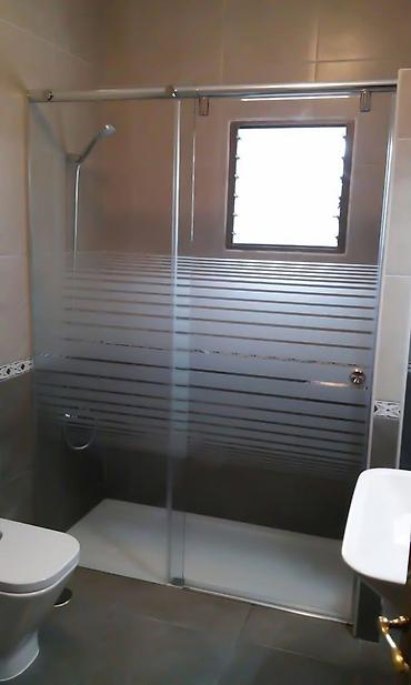 arakesmeler: Duş kabinəsi – sürüşmə qapılı, temperli şüşə - Dizayn: 2 və 3 panelli — 4