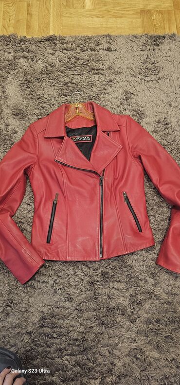 kratka kozna jakna: Crvena kozna jakna.sirina ramena 37 cma,duzina 52,5 cm. jednom