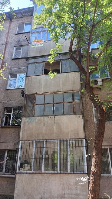 срочно продаётся 1 комнатная квартира в районе ошского рынка по улице кенсуйская: 2 бөлмө, 42 кв. м, 104-серия, 4 кабат, Эски ремонт