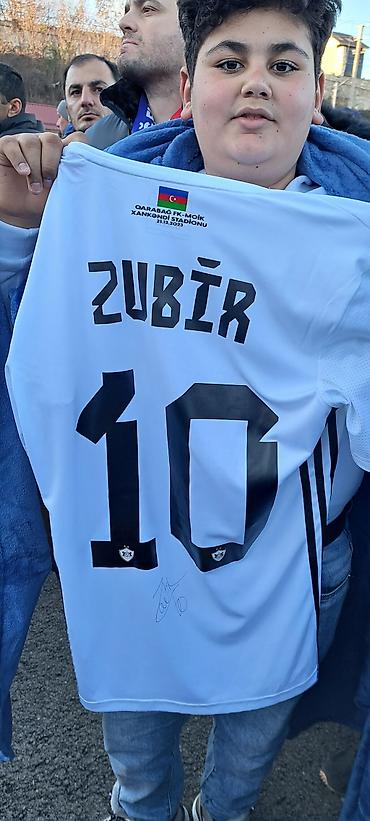 bilet qarabağ: Məhsul: Qarabağ FK futbol köynəyi – Zubir 10 (imzalı) Təsvir: - Arxa — 1