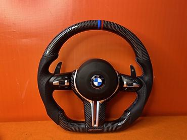 Спортивный руль BMW в стиле M Performance с выразительным карбоновым