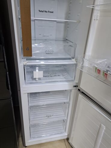 Холодильники: Холодильник Hisense, Новый, Двухкамерный, No frost, 60 * 185 * 57, С рассрочкой — 7