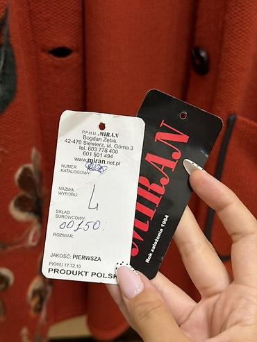 Üst geyimi: Polşa istehsalı Qadın palto-kardiqan. 200 azn’e alınıb. - Rəng — 5