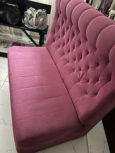 İstifadə olunmuş divan satılır. Velür parça ilə örtülmüş, dərin
