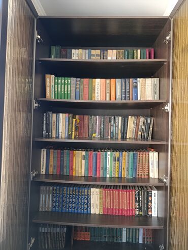книжный шкаф для дома: Практичный книжный шкаф с шестью вместительными полками