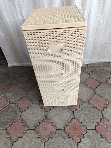 корзины для хранения: Кийим үчүн комод, Колдонулган, Күзгүсүз, Желим, түсү - Саргыч боз, Акылуу жеткирүү, Өзү алып кетүү