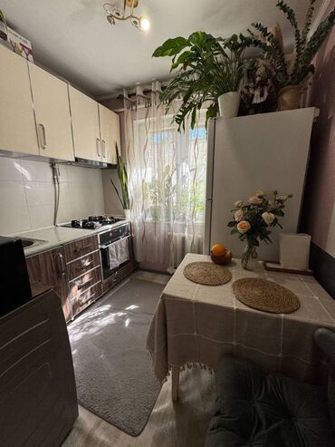 сдаю квартиру 5 микрорайон: 1 бөлмө, 45 кв. м, 104-серия, 1 кабат, Дизайнердик ремонт